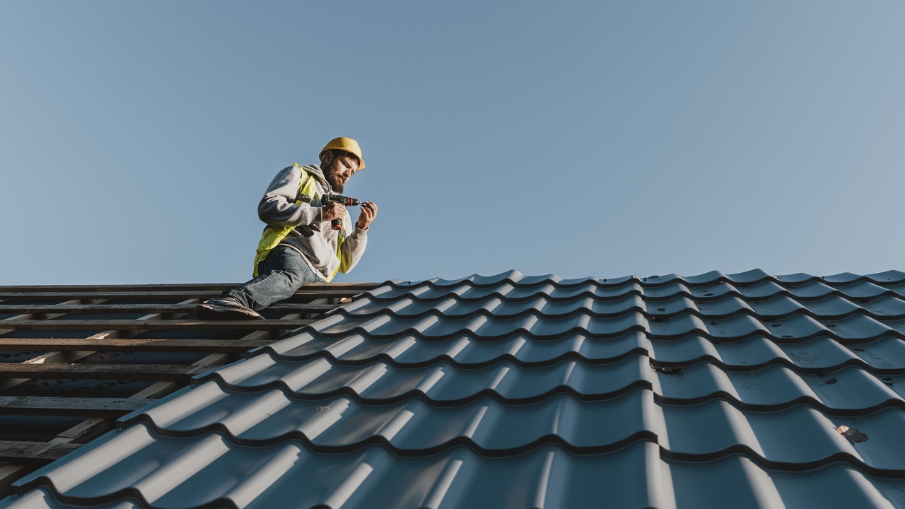  Essential Roof Repair and Renovation Tips: Signs to Watch and Budget-Friendly Solutions